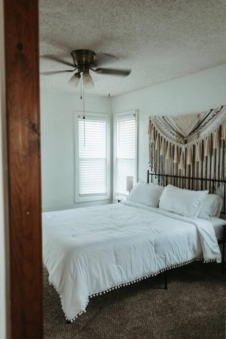 Bluebird Cottage, Walking Distance To Fairgrounds Hutchinson Eksteriør billede